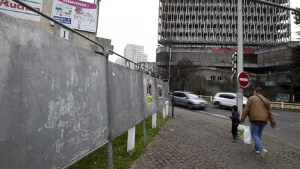 Une photo prise devant l'hotel de ville de Bobigny montre les panneaux &eacute;lectoraux pour les &eacute;lections d&eacute;partementales le 13 mars 2015. (DOMINIQUE FAGET / AFP)