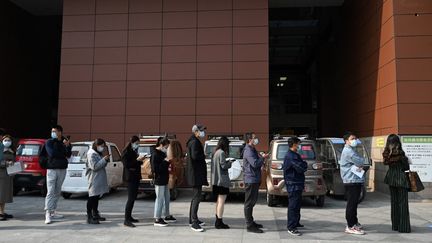 Des habitants de Pékin (Chine) patientent pour&nbsp;des tests de dépistage du COvid-19 dans un hôpital de la ville, le 29 octobre 2021. (GREG BAKER / AFP)