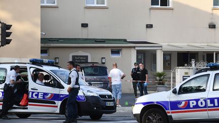 Des policiers devant la mosquée&nbsp;Sunna de Pontanézen, à Brest&nbsp;(Finistère), le 27 juin 2019. (FRED TANNEAU / AFP)