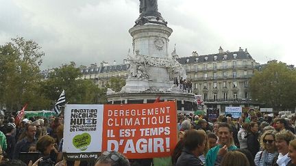 &nbsp; (La Marche pour le climat a rassemblé dimanche à Paris entre 5 et 10.000 personnes selon les sources, contre 300.000 à New York © Radio France / Sophie Delpont)