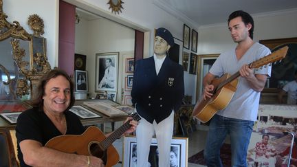 Laurent et Constantin Rossi, fils et petit-fils du chanteur, dans la maison du Scudo (Corse-du-Sud), le 24 septembre 2013.&nbsp; (MAXPPP)