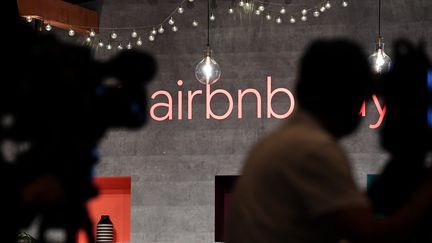 Le logo Airbnb à Tokyo (Japon), le 14 juin 2018. (TOSHIFUMI KITAMURA / AFP)