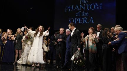 Sarah Brightman, Andrew Lloyd Webber, Cameron Mackintosh et Laird Mackintosh saluent à l'issue de la dernière représentation du "Fantôme de l'Opéra" au Majestic Theatre de New York, le 16 avril 2023 (TIMOTHY A. CLARY / AFP)