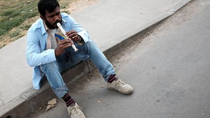 l'oisiveté est la norme et cela pèse sur le moral des résidents. Après avoir fait le tour des terrains de sport, des cours d'italien et des promenades à pied ou à vélo dans la campagne environnante, l’ennui devient vite pesant.
                (AFP/Alberto Pizzoli )