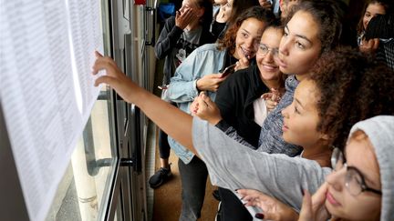 Des collégiennes consultent les résultats du brevet à Forbach (Moselle), le 12 juillet 2017. (PHILIPPE RIEDINGER / MAXPPP)