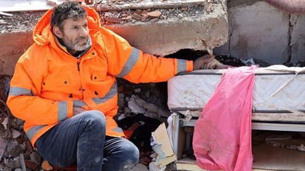 Le cliché du photographe de l'AFP Adem Altan d'un homme qui tient la main de sa fille de 15 ans décédée dans le tremblement de terre en Turquie, le 7 février 2023. (ADEM ALTAN / AFP)