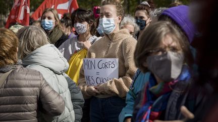 Une manifestation pour réclamer un meilleur accès à l'avortement, place de la République, à Paris, le 26 septembre 2020.&nbsp; (JACOPO LANDI / HANS LUCAS / AFP)