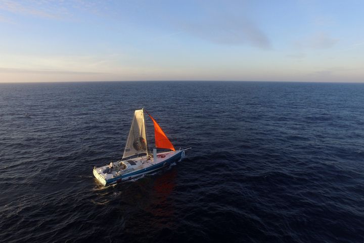 Le bateau du navigateur néo-zélandais Conrad Colman et son mât de fortune, le 17 janvier 2017, au large du Portugal. (DPPI / AFP)