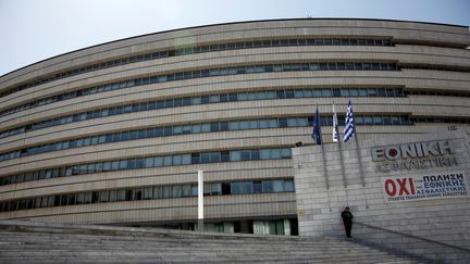 Un homme attend devant le siège de&nbsp;l'assurance maladie&nbsp;de Grèce, le 2 mai 2017, à Athènes.&nbsp; (ALKIS KONSTANTINIDIS / X03368)