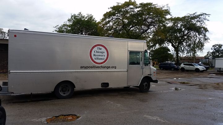 Quartier Altgeld Gardens de Chicago. L'une des seules animations est le camion de distribution de seringues propres et de prospectus de prévention des overdoses. (MATHILDE LEMAIRE/RADIO FRANCE)