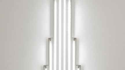 Dan Flavin (1933-1996), ce sont des tubes fluorescents qu'il utilise pour ses sculptures unissant l'ampoule et la lumière qu'elle produit sur l'environnement. Cet autre représentant de l'art minimaliste, même s'il récuse le terme, revendique l'art "le plus simple, ouvert et direct" qui soit. Ici, "'monument' for V.Tatlin", 1969 (The Doris and Donald Fisher Collection at the San Franciso Museum of Modern Art)
 (Stephen Flavin / ADAGP, Paris 2015 © SFMOMA)