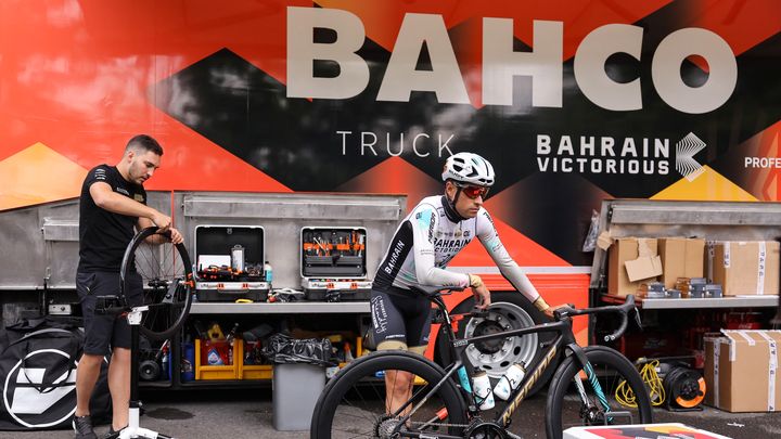 Le grimpeur Mikel Landa devant le bus de sa formation Bahrain-Victorious, le 29 juin 2023. (THOMAS SAMSON / AFP)