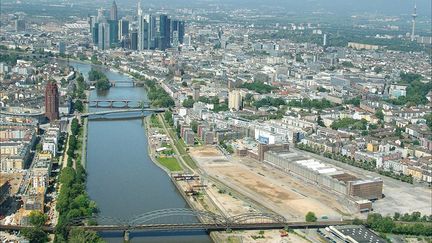 à l’est de Francfort, ce lieu jadis réputé peu fréquentable a vu le prix de son immobilier grimper depuis que la BCE s’y est installée. Y fleurissent de nouveaux cabinets de design et d’architectures.
 
 

  (European Central Bank/KingAir Grossmarkthalle)