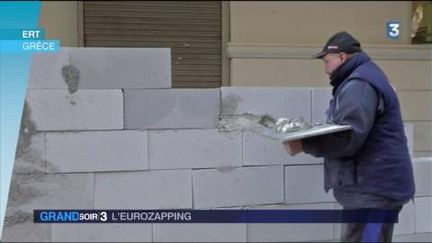 Un médecin construit un mur devant le ministère de la santé en Grèce (FRANCE 3)