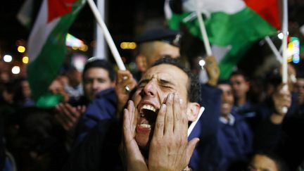 Un Palestinien c&eacute;l&egrave;bre l'adoption par l'ONU d'une r&eacute;solution accordant &agrave; la Palestine le statut d'Etat observateur, le 29 novembre 2012 &agrave; Ramallah (Cisjordanie). (MARKO DJURICA / REUTERS)