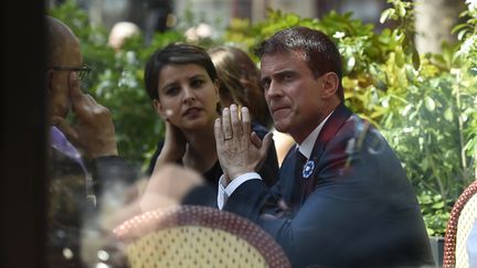 Le Premier ministre, Manuel Valls&nbsp;et&nbsp;la ministre de l'Education nationale, Najat Vallaud-Belkacem&nbsp;à Paris, le 8 mai 2016. (LIONEL BONAVENTURE / AFP)
