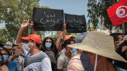 Des partisans&nbsp;du&nbsp;président tunisien,&nbsp;Kaïs Saïed, manifestent à Tunis, le 26 juillet 2021. (CHEDLY BEN IBRAHIM / NURPHOTO / AFP)