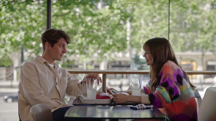 Lucas Bravo et Lily Collins à McDonald's, dans l'épisode 1 de la saison 3. (2022 Netflix, Inc.)