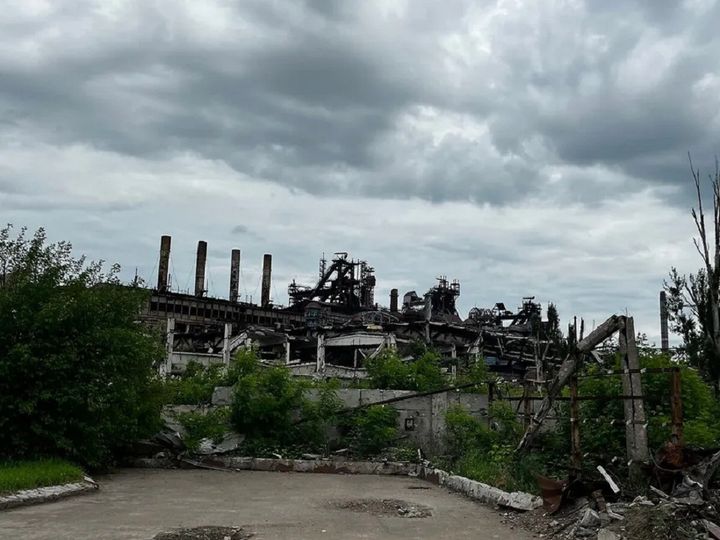 The silhouette of the old Azovstal factory in Mariupol, totally destroyed by the fighting that took place there.  Russia says it wants to turn the site into "techno-park".  (RADIO FRANCE / SYLVAIN TRONCHET)