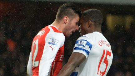 Olivier Giroud ne s'est pas contrôlé face à Nedum Onuoha (GLYN KIRK / AFP)