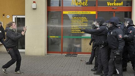 Un manifestant est asperg&eacute; de gaz lacrymog&egrave;ne par des policiers &agrave; Dresde (Allemagne), le 18 f&eacute;vrier 2012. (REUTERS)