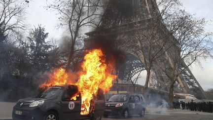 Un véhicule de la mission Sentinelle incendié près de la tour Eiffel à Paris le 9 février 2019. (ZAKARIA ABDELKAFI / AFP)