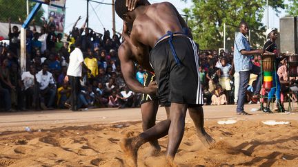 La lutte traditionnelle est aussi un moyen pour les jeunes générations de découvrir ce "sport noble qui trouve son origine sur nos terres", a-t-il précisé sur Mali actu. (MICHELE CATTANI / AFP)