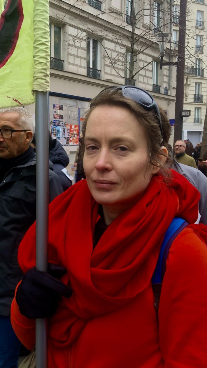 Marie, enseignante en histoire-géographie dans un lycée du Val-de-Marne, manifeste contre la réforme des retraites, le 28 mars 2023. (JULIETTE CAMPION / FRANCEINFO)