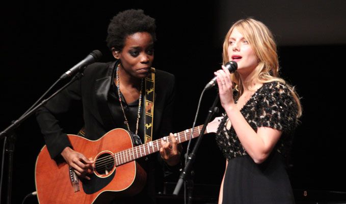 Irma et Mélanie Laurent interprètent "Bang Bang"
 (jean-François Lixon)