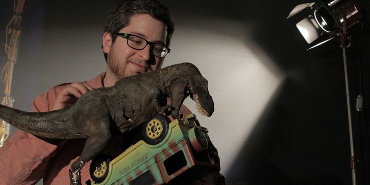 Alexandre Poncet et une maquette de "Jurassic Park", sur le tournage du "Complexe de Frankenstein" d'Alexandre Poncet et Gilles Penso
 (2015 FRENETIC ARTS. Tous droits réservés.)