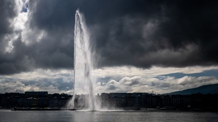 Le jet d'eau du lac de Genève (Suisse), le 8 mai 2023. (FABRICE COFFRINI / AFP)