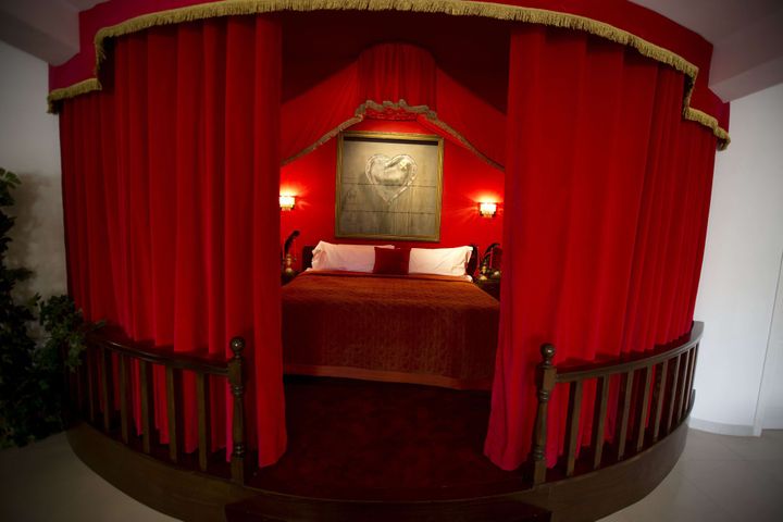 Le lit bien gardé de la "suite présidentielle" du Walled Off  Hotel de Banksy à Bethléem.
 (Dusan Vranic/AP/SIPA)