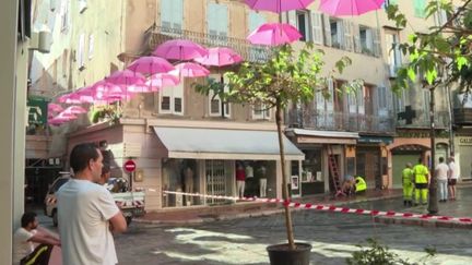 Dans la nuit du samedi 12 au dimanche 13 août, un incendie s'est déclaré dans un immeuble du centre historique de Grasse (Alpes-Maritimes), faisant au moins trois morts. En direct de la ville, dimanche, la journaliste Alexandra Lay explique que les habitants du quartier sont sous le choc. (France 2)