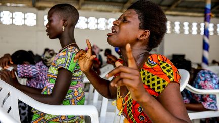 Une Togolaise en séance de prière dans une église évangélique de Lomé, le 19 mars 2017. (GODONG / ROBERT HARDING HERITAGE)