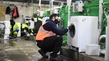 Un atelier de réparation d'électroménager à Villeurbanne (Rhône), en janvier 2021. (JOEL PHILIPPON / MAXPPP)