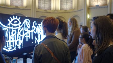 Un groupe regarde une exposition au Conservatoire national des arts et m&eacute;tiers, &agrave; Paris, le 16 mai 2015. (TIMOTHÉE COGNARD / CITIZENSIDE.COM / AFP)