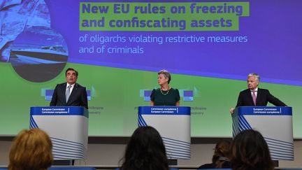 Les commissaires européens Margaritis Schinas, Ylva Johansson et Didier Reynders, lors d'une conférence de presse à Bruxelles, le 25 mai 2022.&nbsp; (JOHN THYS / AFP)