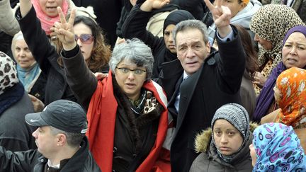 Basma Khalfaoui Belaid, la veuve de l'opposant tunisien assassin&eacute;&nbsp;Chokri Belaid, lors des fun&eacute;railles de son mari &agrave; Tunis - 8 f&eacute;vrier 2013 (FETHI BELAID / AFP)