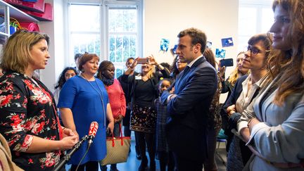 Le président de la République, Emmanuel Macron, échange avec des mères célibataires dans un centre social de Bordeaux (Gironde), le 28 février 2019.&nbsp; (CAROLINE BLUMBERG / POOL / AFP)