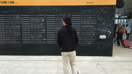 Un visiteur observe les messages laissés par d'autres avant lui, mardi 9 août 2016, à la gare de Lyon à Paris. (F. MAGNENOU / FRANCETV INFO)