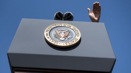 J-29 #TEAMOBAMA Le pr&eacute;sident am&eacute;ricain Barack Obama s'exprime &agrave; l'occasion de l'inauguration d'un monument &agrave; la m&eacute;moire de C&eacute;sar Chavez, un&nbsp;ancien syndicaliste d'origine mexicaine,&nbsp;Keene (Californie), le 8 octobre 2012. (BRENDAN SMIALOWSKI / AFP)