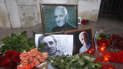 Des hommages au chanteur Charles Aznavour à l'ambassade de France à Kiev (Ukraine). (STR / NURPHOTO)