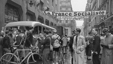 Les coureurs au départ du Circuit de France à Paris, le 28 septembre 1942. (ROGER PARRY)