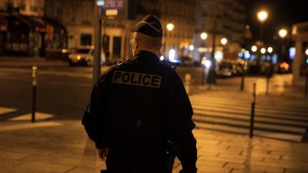 Un policier patrouille, le 17 octobre 2020 à Paris, au début d'un couvre-feu mis en place pour lutter contre la propagation du Covid-19. (ABDULMONAM EASSA / AFP)