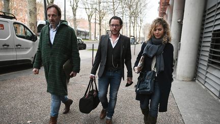 Maîtres&nbsp;Alexandre Martin, Jean-Baptiste Alary et&nbsp;Emmanuelle Franck, les avocats de Cédric Jubillar, à la sortie du tribunal de Toulouse le 11 février 2022. (VALENTINE CHAPUIS / AFP)