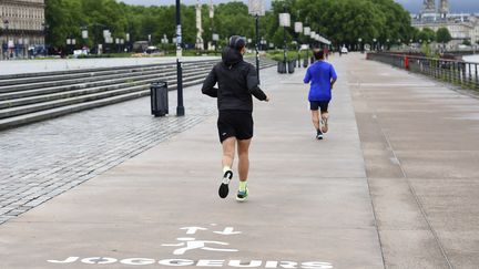 Des joggers à Bordeaux (Gironde). Photo d'illustration. (NICOLAS TUCAT / AFP)