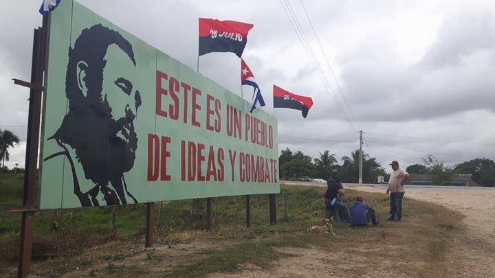 À Cuba, en décembre 2016, la foule est venue acclamer le passage du convoi funéraire de Fidel Castro (RADIO FRANCE / GAËLE JOLY)