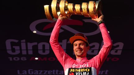 Primoz Roglic avec le trophée du Giro après l'arrivée de la dernière étape, le 28 mai, à Rome. (LUCA BETTINI / AFP)