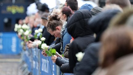 Jeudi 19 octobre 2023. Des habitants d'Arras assistent aux funérailles obsèques de Dominique Bernard, 57 ans, professeur de français, poignardé à mort devant son lycée , dans un attentat terroriste, le 13 octobre 2023. (FRANCOIS LO PRESTI / AFP)