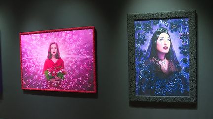 Pierre et Gilles, célèbres artistes de la culture pop, exposent sur le thème du cinéma à Cannes.&nbsp; (E.Jacquet / France Télévisions)